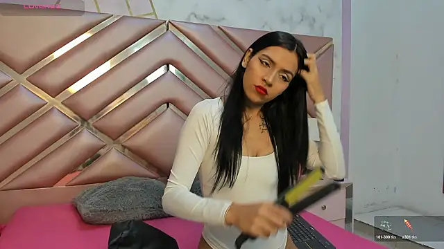 Snapshot of LauraRoot chatting on February 11, 2026, 11:37 am LauraRoot online show from February 11, 2026, 11:37 am