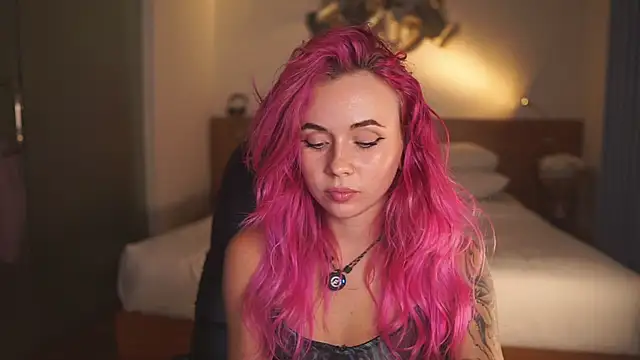 Sarah Pink online show from May 1, 2026, 2:32 pm