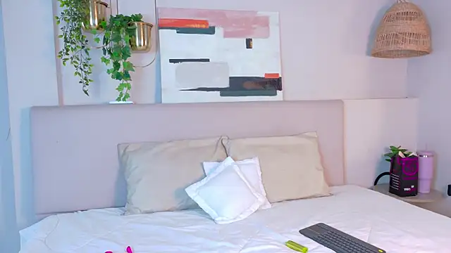 Snapshot of VioletBloomm chatting on February 9, 2026, 11:36 am VioletBloomm online show from February 9, 2026, 11:36 am