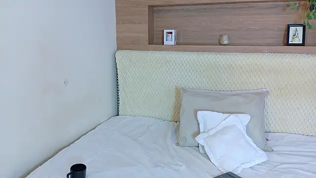 Snapshot of VioletBloomm chatting on February 25, 2026, 12:04 pm VioletBloomm online show from February 25, 2026, 12:04 pm