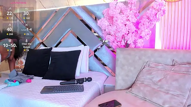 Snapshot of EmmaLovve chatting on February 13, 2026, 2:29 am EmmaLovve online show from February 13, 2026, 2:29 am