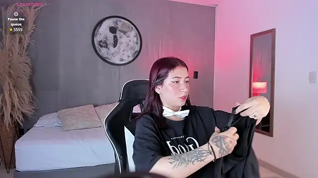 charlottee27  online show from February 25, 2026, 2:21 am