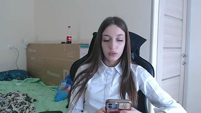 Snapshot of CutieWorm chatting on February 18, 2026, 11:06 am CutieWorm online show from February 18, 2026, 11:06 am