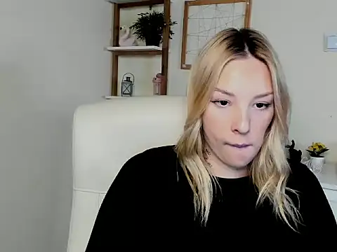 Snapshot of VelvetAngela chatting on March 4, 2026, 1:28 pm VelvetAngela online show from March 4, 2026, 1:28 pm