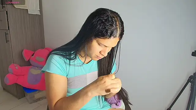 Snapshot of alys_love chatting on March 27, 2026, 4:18 pm alys love online show from March 27, 2026, 4:18 pm