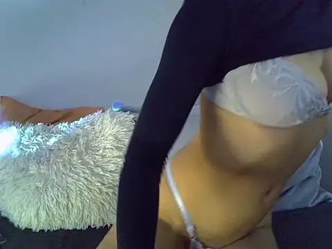 Onirica L online show from April 16, 2026, 2:01 am