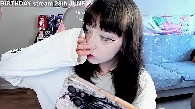 MollysLand online show from June 17, 2026, 9:01 am