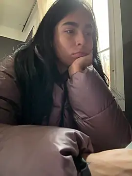 Sara Fernandez  online show from February 11, 2026, 1:27 pm