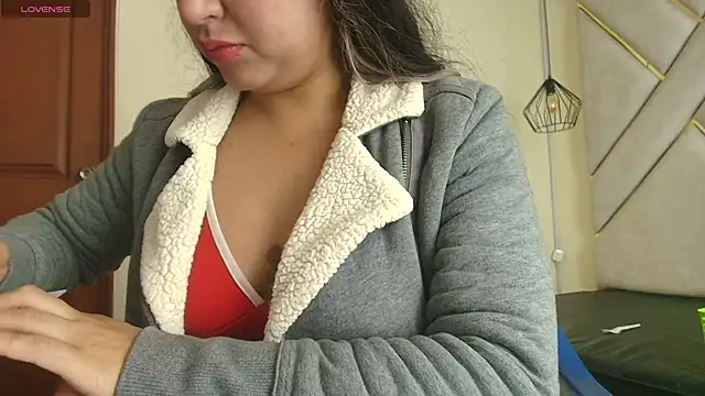 Dahiana Dmour  online show from April 13, 2026, 12:43 pm