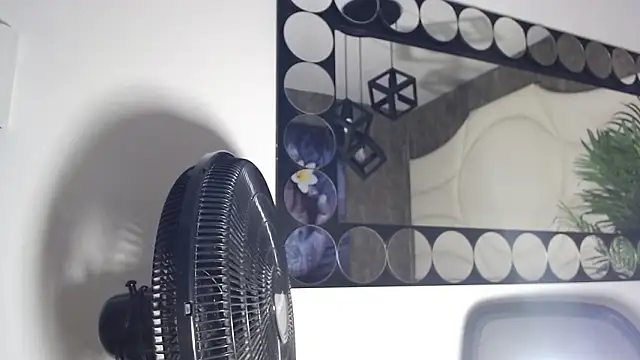 valenssio moretti online show from March 17, 2026, 3:44 am