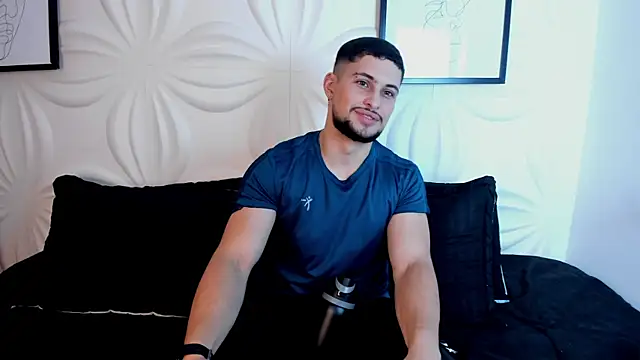 Snapshot of valenssio_moretti chatting on May 5, 2026, 12:18 am valenssio moretti online show from May 5, 2026, 12:18 am