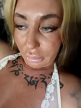 Snapshot of MiaMooly chatting on September 8, 2025, 5:01 pm MiaMooly online show from September 8, 2025, 5:01 pm