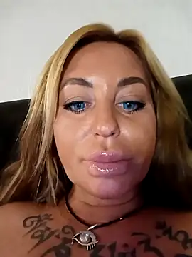 Snapshot of MiaMooly chatting on September 22, 2025, 5:04 pm MiaMooly online show from September 22, 2025, 5:04 pm