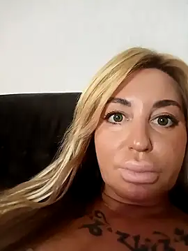 Snapshot of MiaMooly chatting on October 19, 2025, 3:12 pm MiaMooly online show from October 19, 2025, 3:12 pm