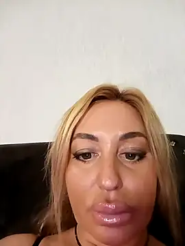 Snapshot of MiaMooly chatting on October 22, 2025, 3:01 pm MiaMooly online show from October 22, 2025, 3:01 pm