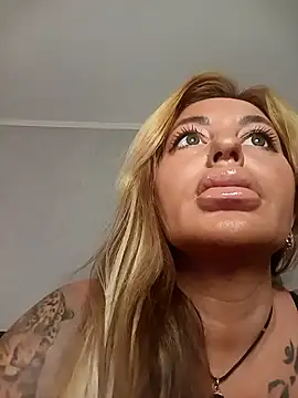 Snapshot of MiaMooly chatting on October 24, 2025, 3:08 pm MiaMooly online show from October 24, 2025, 3:08 pm