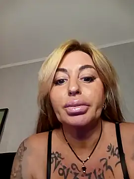 Snapshot of MiaMooly chatting on October 26, 2025, 4:24 pm MiaMooly online show from October 26, 2025, 4:24 pm