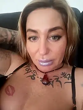 Snapshot of MiaMooly chatting on October 31, 2025, 11:00 am MiaMooly online show from October 31, 2025, 11:00 am