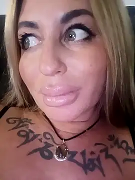 Snapshot of MiaMooly chatting on November 7, 2025, 4:40 pm MiaMooly online show from November 7, 2025, 4:40 pm