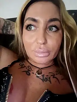 Snapshot of MiaMooly chatting on November 8, 2025, 5:34 pm MiaMooly online show from November 8, 2025, 5:34 pm