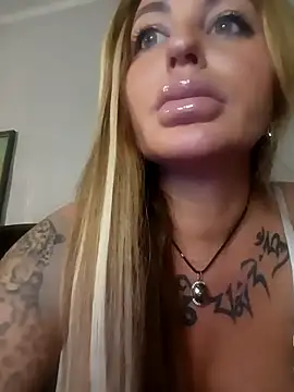 Snapshot of MiaMooly chatting on November 10, 2025, 6:18 pm MiaMooly online show from November 10, 2025, 6:18 pm