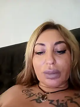 Snapshot of MiaMooly chatting on November 13, 2025, 4:17 pm MiaMooly online show from November 13, 2025, 4:17 pm