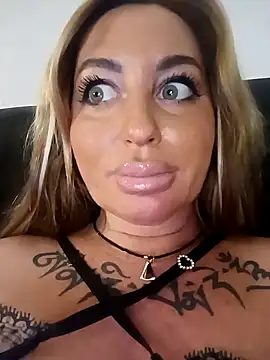 Snapshot of MiaMooly chatting on November 26, 2025, 4:08 pm MiaMooly online show from November 26, 2025, 4:08 pm