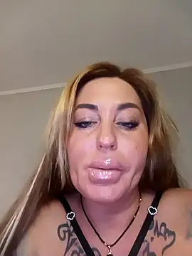 Snapshot of MiaMooly chatting on November 30, 2025, 2:32 pm MiaMooly online show from November 30, 2025, 2:32 pm