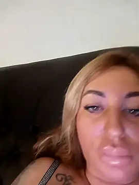 Snapshot of MiaMooly chatting on December 1, 2025, 3:39 pm MiaMooly online show from December 1, 2025, 3:39 pm