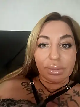 Snapshot of MiaMooly chatting on December 3, 2025, 4:27 pm MiaMooly online show from December 3, 2025, 4:27 pm