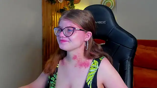 ChloeHalses online show from April 14, 2026, 5:02 am