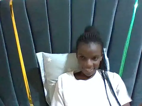 petitelavishey online show from May 25, 2026, 7:31 pm