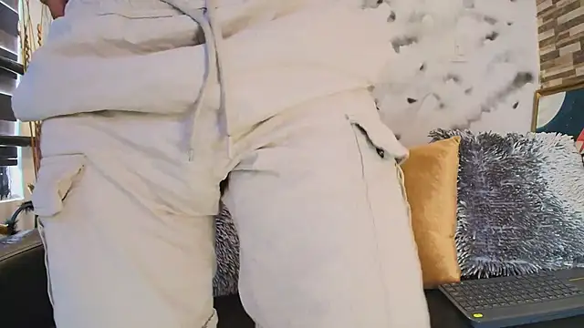 Max Hornye online show from April 8, 2026, 3:56 pm