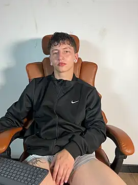 ARON LUXX online show from April 7, 2026, 2:39 pm