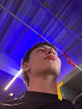 ARON LUXX online show from April 18, 2026, 5:06 pm