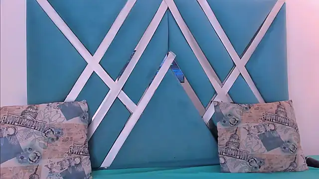 ninameduxx online show from April 3, 2026, 4:32 am