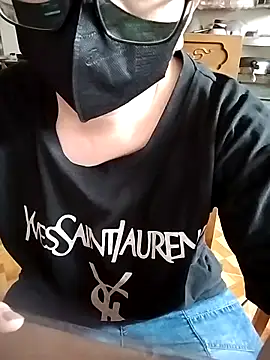 LiilyZi online show from April 15, 2026, 2:07 am