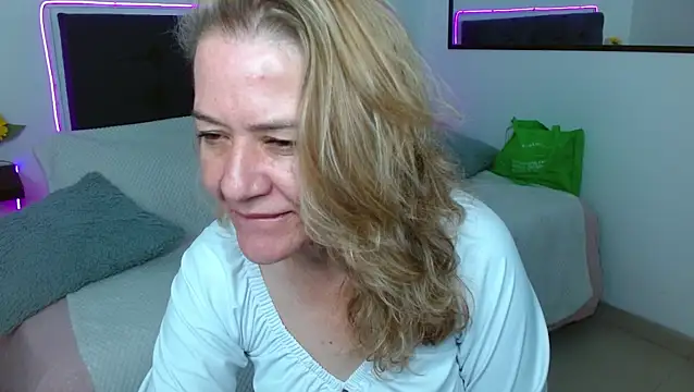 Snapshot of andreea_xx chatting on February 22, 2026, 1:42 pm andreea xx online show from February 22, 2026, 1:42 pm