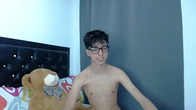 gabriel x18 online show from April 16, 2026, 9:04 pm