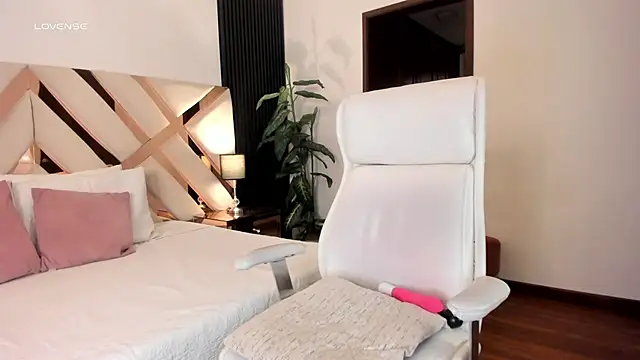 missthailand  online show from April 14, 2026, 10:27 pm