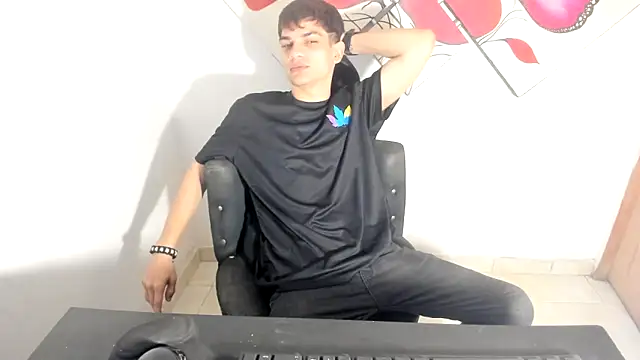 Jesshot bigcock20cm online show from May 30, 2026, 2:19 am