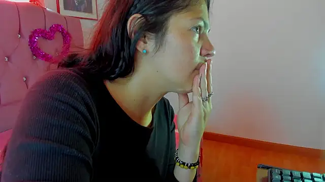 Snapshot of ari_le chatting on February 19, 2026, 4:14 pm ari le online show from February 19, 2026, 4:14 pm