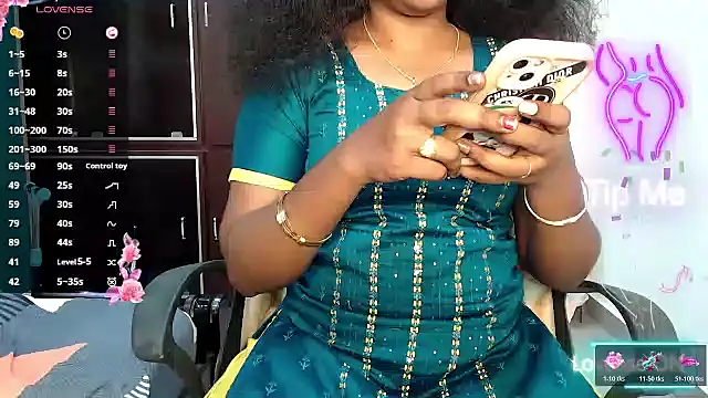 Snapshot of VixenNandhu chatting on February 17, 2026, 5:52 pm VixenNandhu online show from February 17, 2026, 5:52 pm