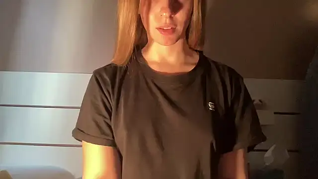 petiteetoile online show from April 4, 2026, 4:15 pm