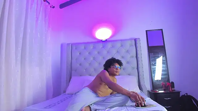 Snapshot of LatinoDark chatting on February 11, 2026, 3:11 am LatinoDark online show from February 11, 2026, 3:11 am