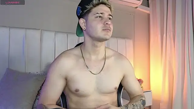 Snapshot of rayan_linxx chatting on February 10, 2026, 7:18 pm rayan linxx online show from February 10, 2026, 7:18 pm