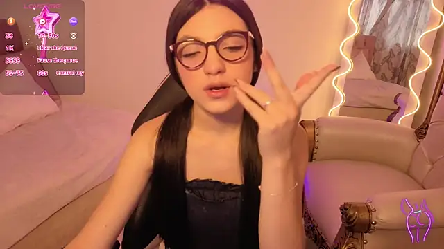 MAHYRA TAY online show from February 12, 2026, 8:04 pm