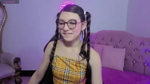 MAHYRA TAY online show from April 13, 2026, 8:47 pm