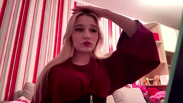 MiaBerlateen online show from February 16, 2026, 7:10 pm