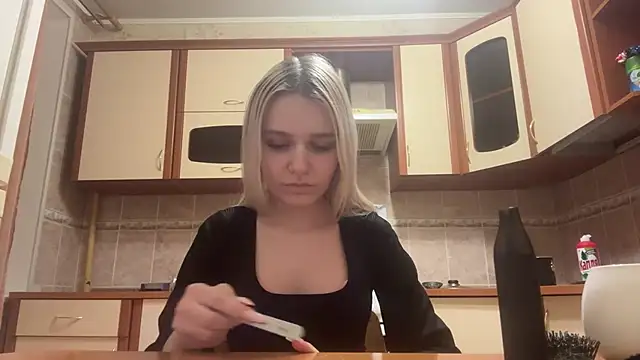 MiaBerlateen online show from February 24, 2026, 6:06 pm